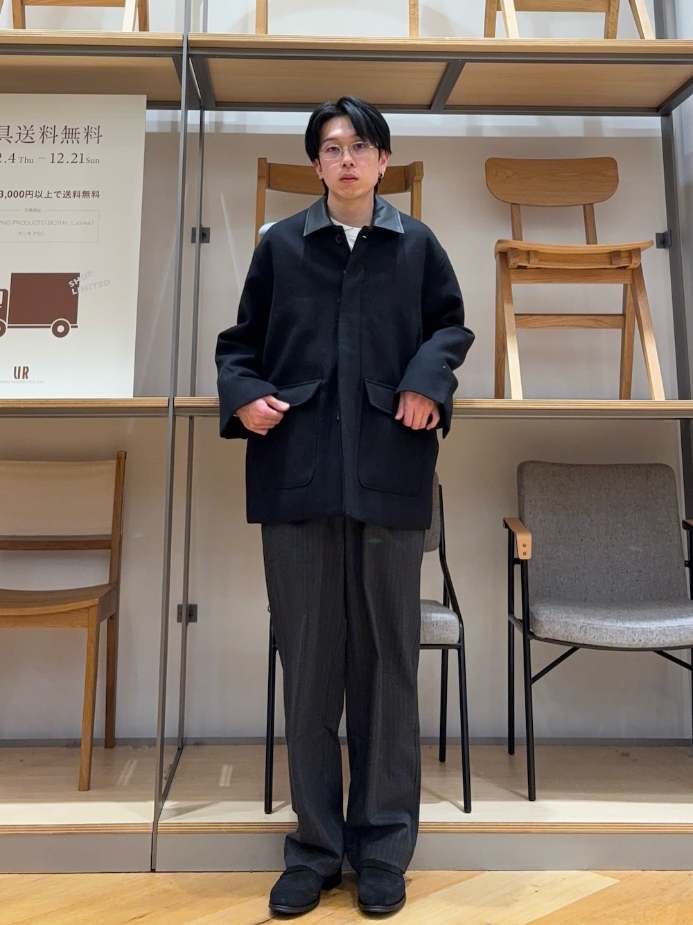 ブラック系のカバーオール、グレー系のその他パンツ、ブラック系のドレスシューズを着用したメンズの冬コーディネートの1枚目の写真