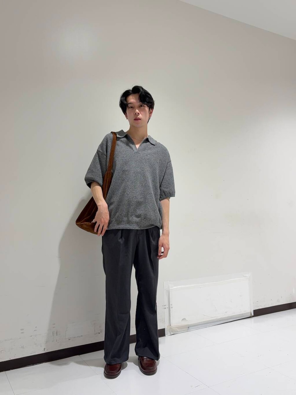 「アーバンリサーチ、カジュアルコーデ、URBANRESEARCH、休日スタイル、20代、メンズ、ur、初夏スタイル、ここでしか手に入らない別注アイテム、スタッフのこれ買いました」｜「Wranglerの『別注』Wrangler×URBAN RESEARCH　WRANCHER WIDE（その他パンツ、グレー系）」を使った、manatoさん（メンズ・173cm）の春コーディネートの1枚目の写真