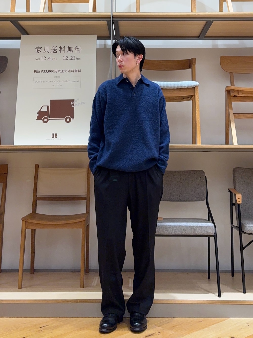 ブラック系のその他パンツ、ブルー系のニット/セーター、ブラック系のドレスシューズを着用したメンズの冬コーディネートの1枚目の写真