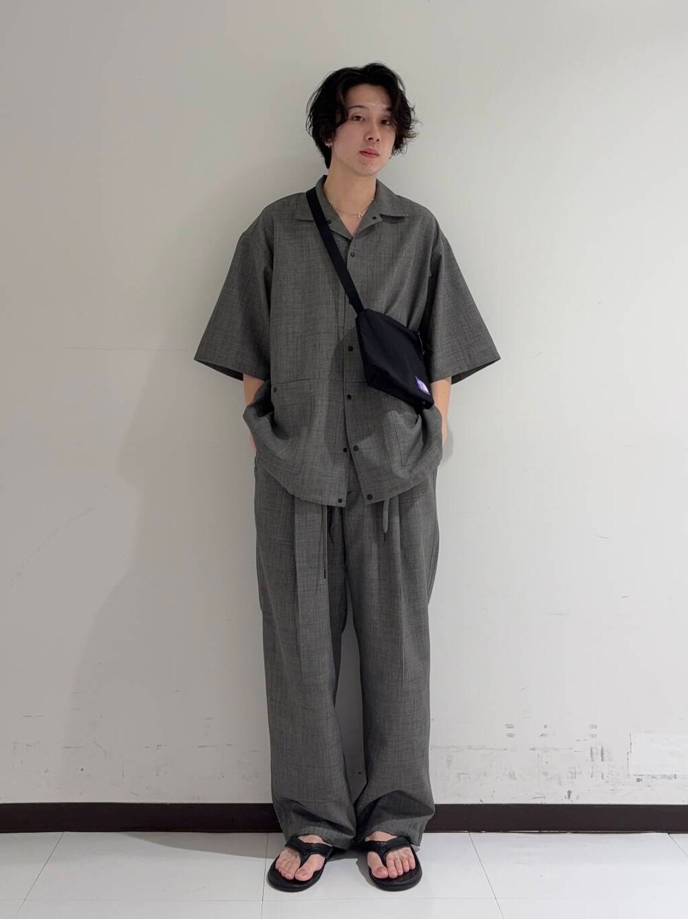 ブラック系のサンダル、グレー系のその他パンツ、グレー系のシャツ/ブラウスを着用したメンズの夏コーディネートの1枚目の写真