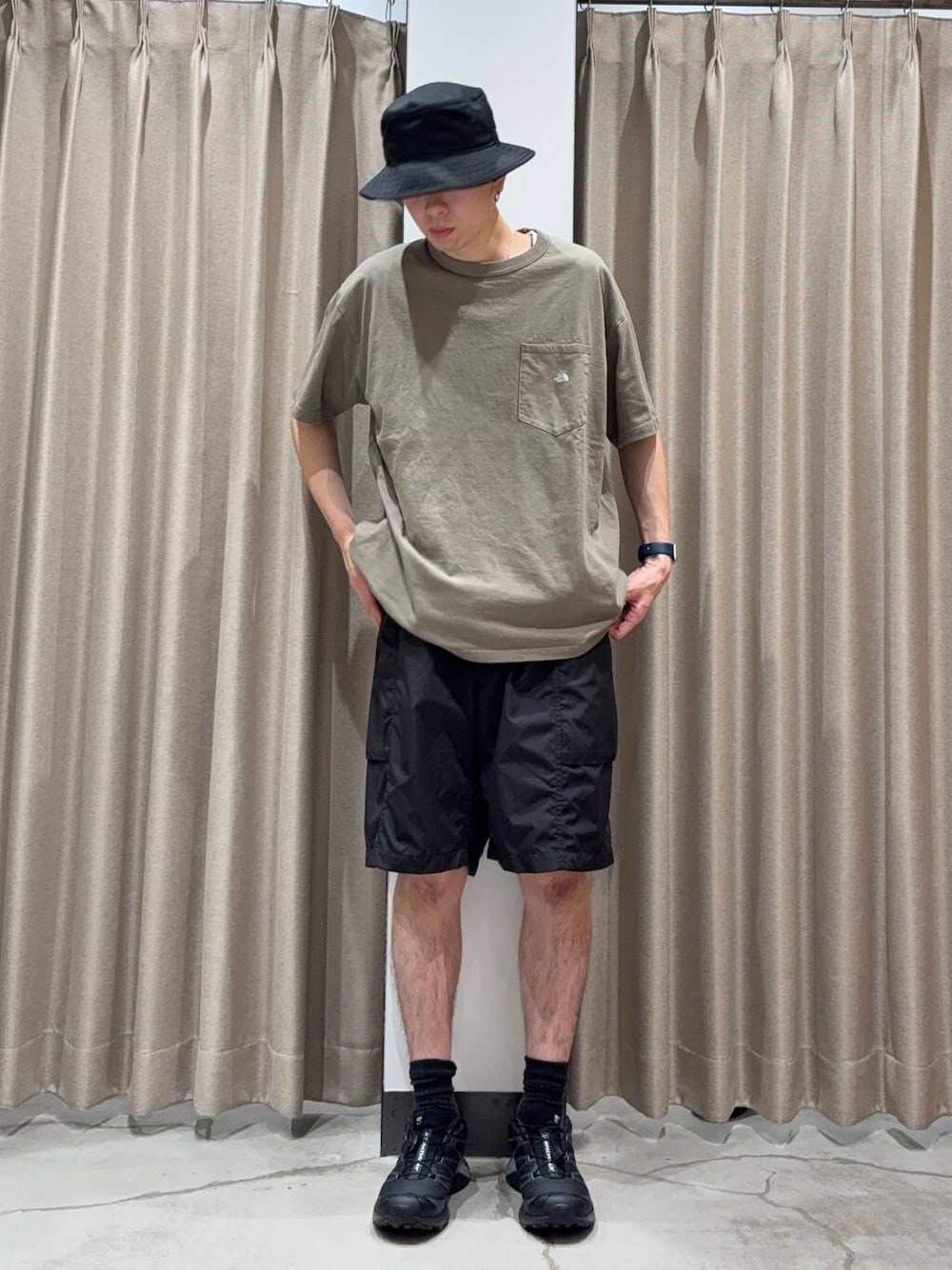 「アーバンリサーチ、カジュアルコーデ、URBANRESEARCH、夏コーデ、夏、休日スタイル、ハーフパンツ、リラックス、20代、メンズスタイル、メンズ、ur、休日、機能性素材、紫外線対策」｜「SALOMONのSALOMON　XT-PATHWAY GORE-TEX（スニーカー、ブラック系）」を使った、manatoさん（メンズ・173cm）の夏コーディネートの1枚目の写真