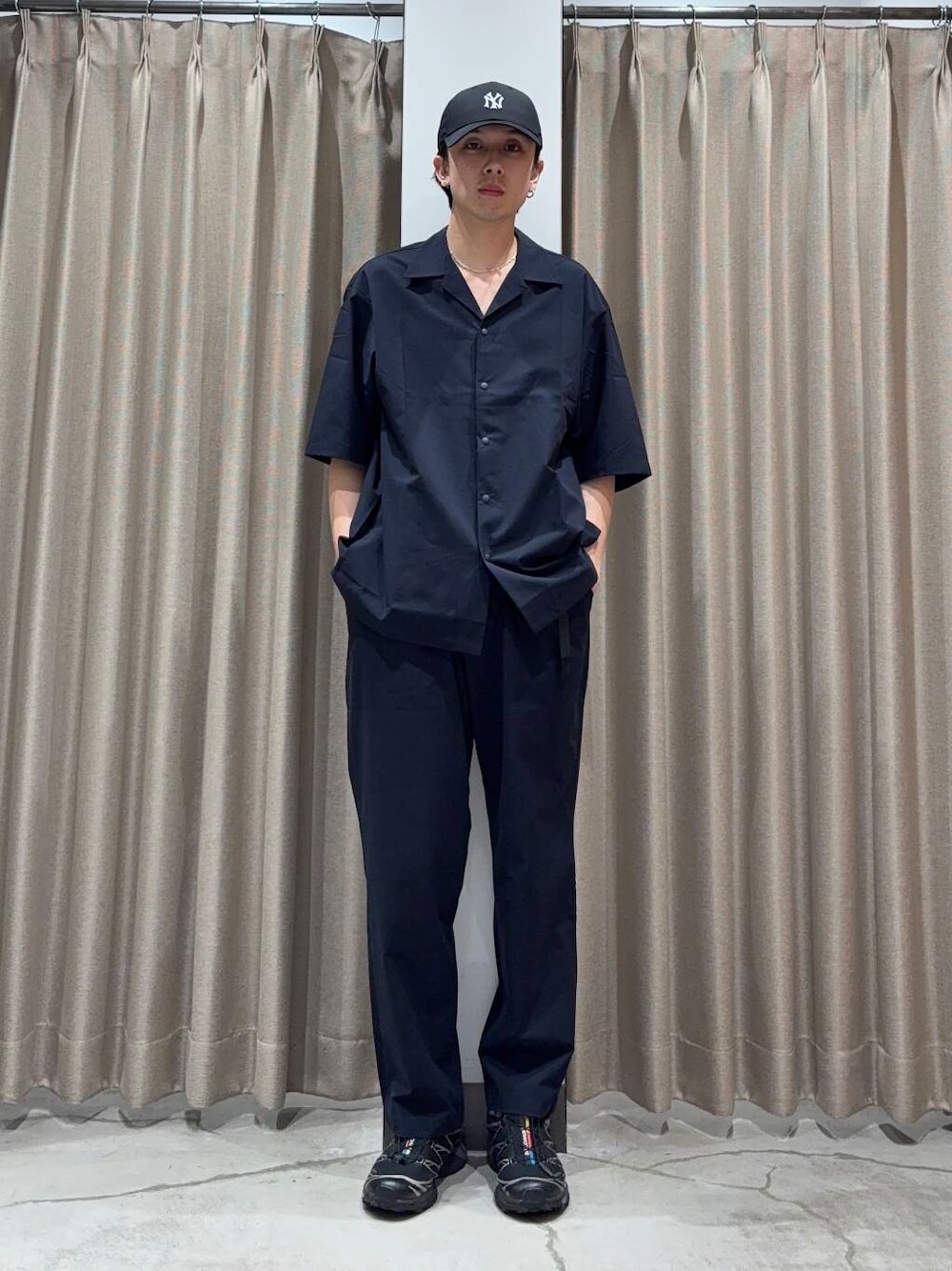 「アーバンリサーチ、カジュアルコーデ、URBANRESEARCH、夏コーデ、夏、休日スタイル、リラックス、20代、メンズスタイル、メンズ、ur、休日、機能性素材、旅行コーデ、初夏スタイル」｜「Gramicciの『別注』Gramicci　SOLOTEXストレッチタックパンツ（その他パンツ、ブルー系）」を使った、manatoさん（メンズ・173cm）の夏コーディネートの1枚目の写真