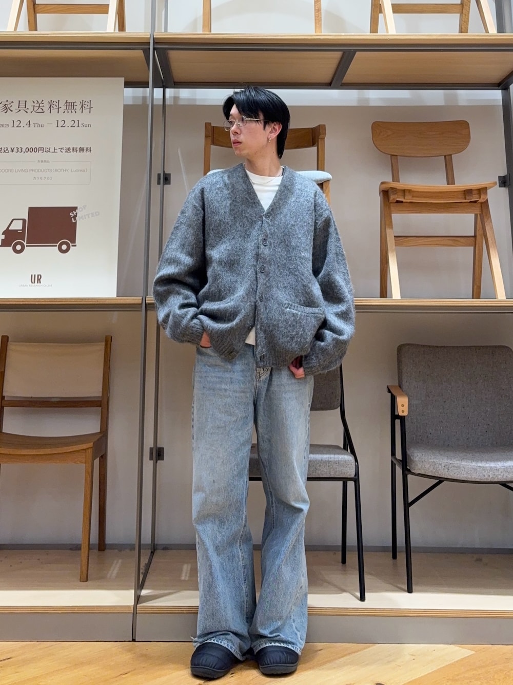 グレー系のカーディガン/ボレロ、ブルー系のデニムパンツ、ブラック系のその他シューズを着用したメンズの冬コーディネートの1枚目の写真