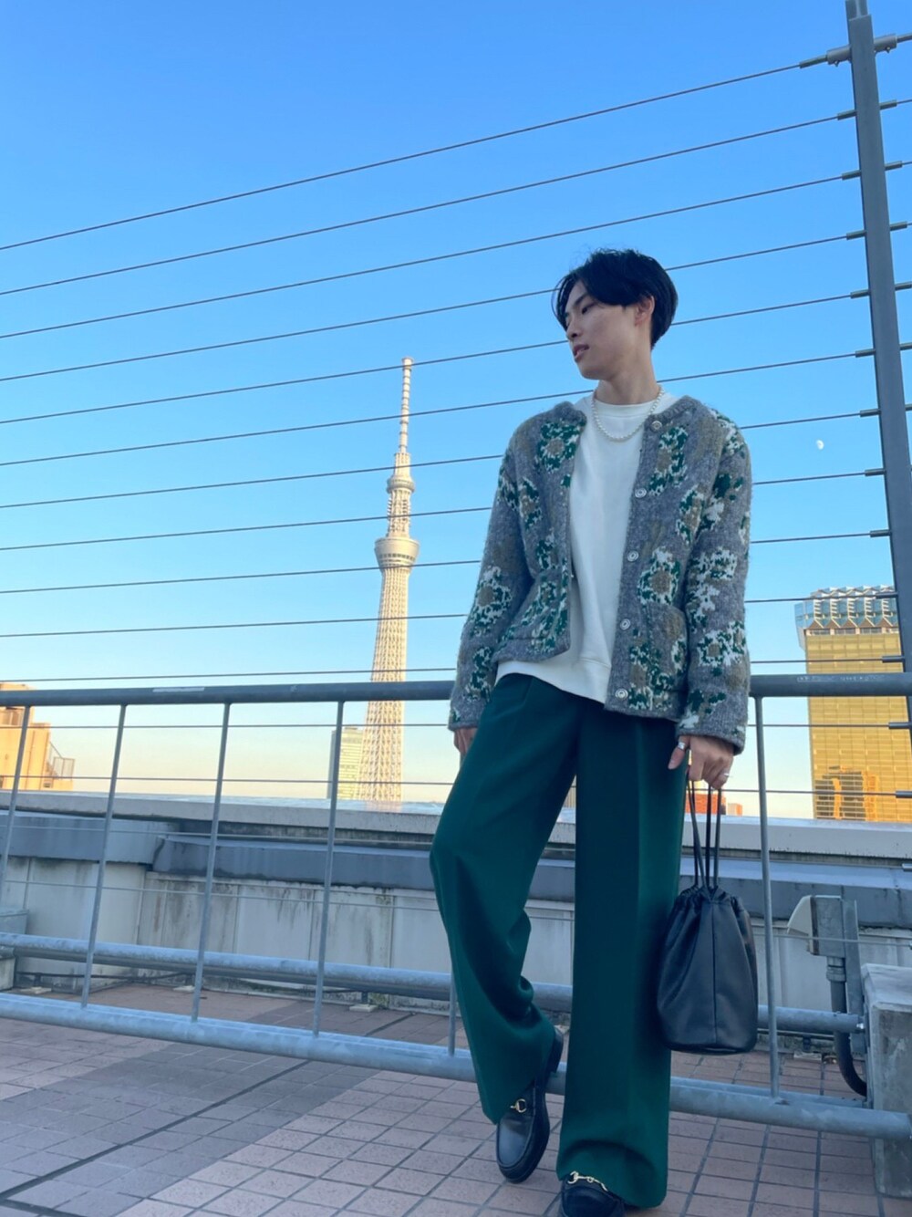 「秋コーデ、おしゃれさんと繋がりたい、休日スタイル、グリーンコーデ、グリーン、スカイツリー」｜「ZARAのアイテム（パンツ、グリーン系）」を使った、motoさん（メンズ・172cm）の秋コーディネートの1枚目の写真