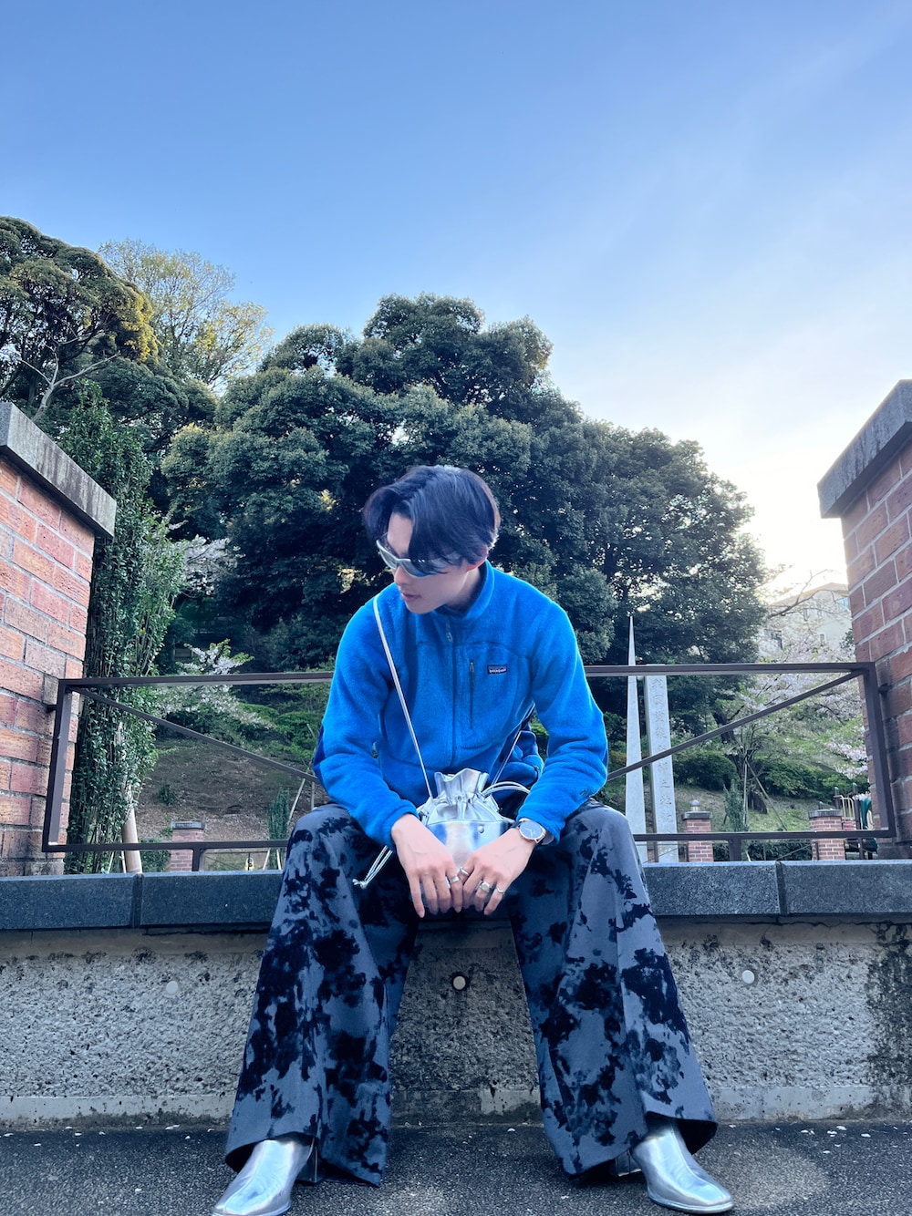 「古着MIX、シンプルコーデ、シンプルスタイル、キレイめ、メンズコーデ、春、おでかけコーデ、メガネ男子、古着」｜「MGVのミレニアムサングラス（サングラス、シルバー系）」を使った、motoさん（骨格ウェーブ・メンズ・170cm）の春コーディネートの1枚目の写真