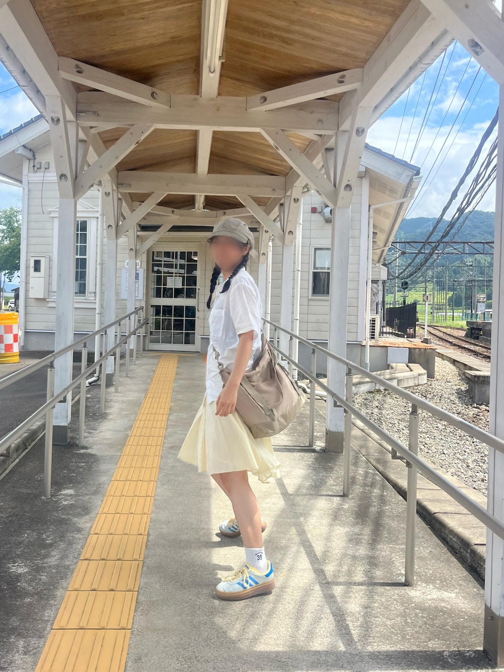 「夏コーデ、ノスタルジック」｜「adidasのガゼル ボールド / Gazelle bold  / アディダスオリジナルス adidas Originals（スニーカー、ブルー系）」を使った、らみすのめさん（レディース・160cm）の夏コーディネートの1枚目の写真
