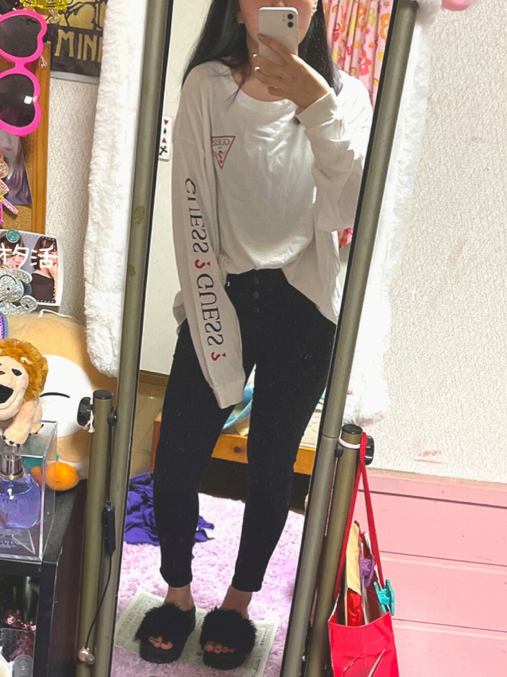 「guess、ゲス(GUESS)」｜「Guessのアイテム（Tシャツ/カットソー、ホワイト系）」を使った、riiiiさん（レディース・162cm）の秋コーディネートの1枚目の写真