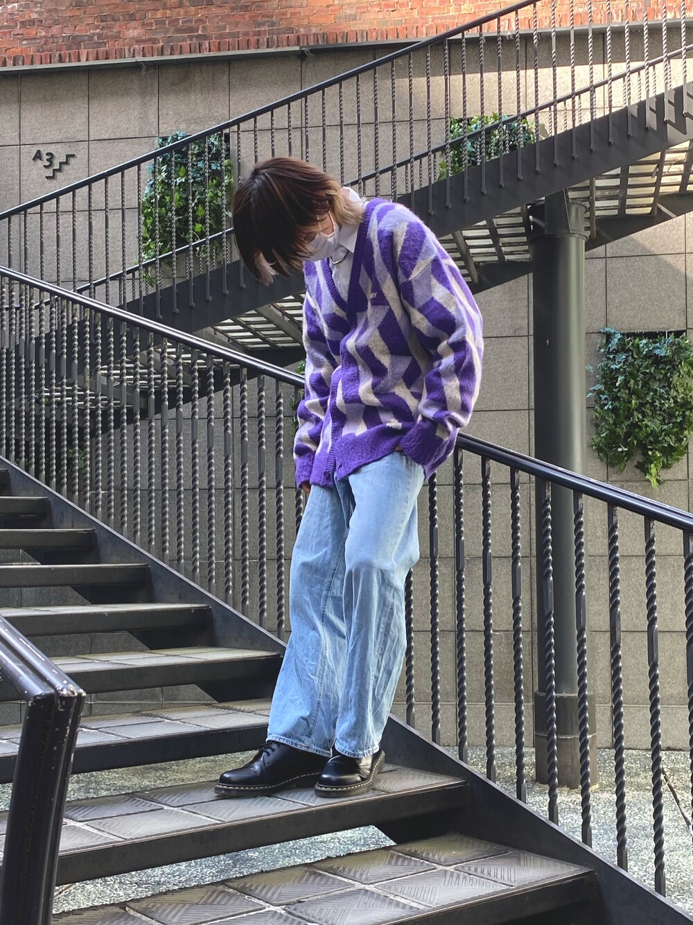 「今日のコーデ、韓国ファッション、お洒落さんとつながりたい、いいね、save、フォローお願いします🤑、nerdy、カーディガン、GU、デニムパンツ、Dr.Martens」｜「NERDYのアイテム（その他アウター、パープル系）」を使った、そーたさん（メンズ・172cm）の冬コーディネートの1枚目の写真
