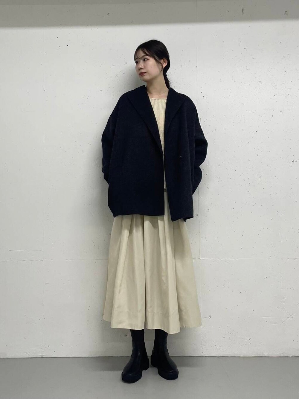 グレー系のその他アウターを着用したレディースの秋コーディネートの1枚目の写真