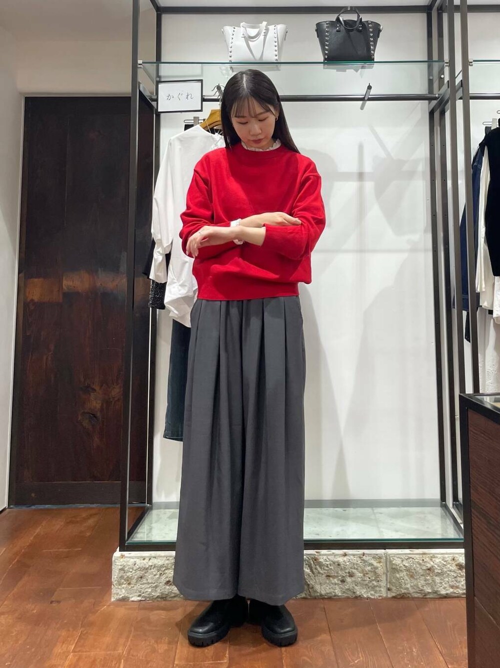 ホワイト系のシャツ/ブラウス、レッド系のニット/セーター、グレー系のその他パンツを着用したレディースの秋コーディネートの1枚目の写真
