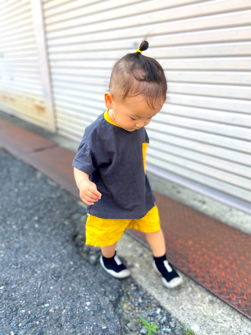 「夏コーデ、可愛い、1歳半」｜「MARKEY'Sのアイテム（Tシャツ/カットソー、イエロー系）」を使った、toowaさん（メンズ・90cm）の冬コーディネートの1枚目の写真