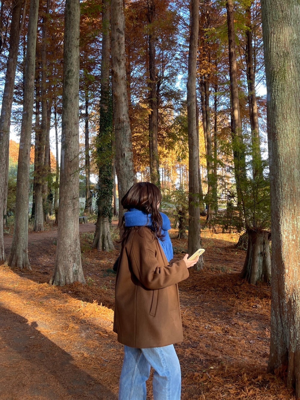 「大人カジュアル、秋冬コーデ、クリスマスに着たい服、ゆるコーデ、大人可愛い、おでかけコーデ、大人かわいい、冬服、カジュアルコーデ、デニム、トレンド」｜「JOURNAL STANDARDのスーパー140ビーバーテーラーコート（その他アウター、ブラウン系）」を使った、mさん（レディース・158cm）の秋コーディネートの1枚目の写真