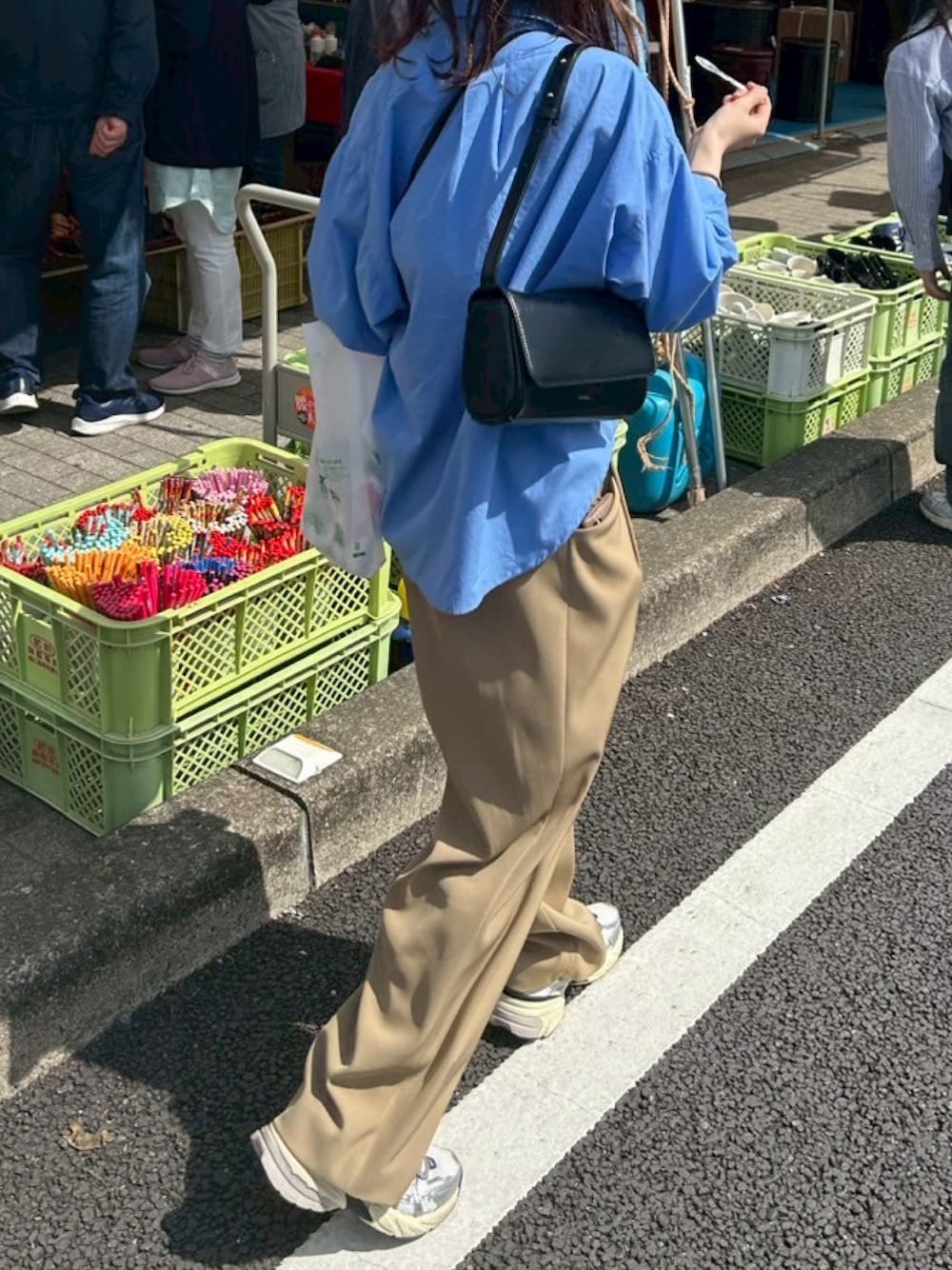 「BEAUTY&YOUTH UNITED ARROWSのツイル バックゴム ストレート パンツ（スラックス、ベージュ系）」を使った、mさん（レディース・158cm）の春コーディネートの1枚目の写真