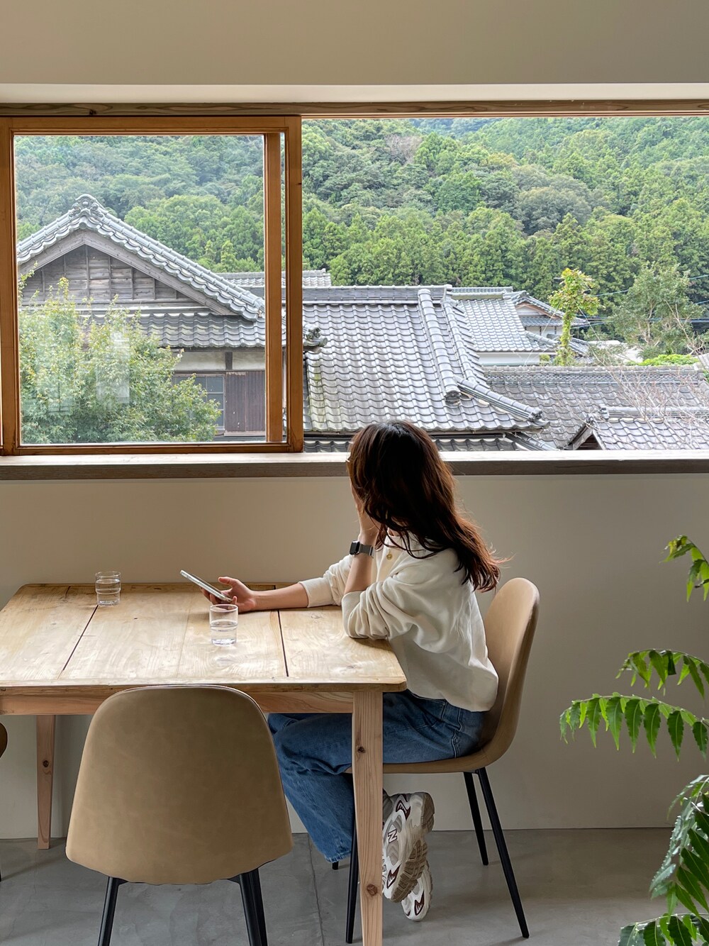「秋服コーデ、休日コーデ、大人カジュアル、秋服準備はじめました、ゆるコーデ、おしゃれさんと繋がりたい、秋、ホワイトコーデ」｜「URBAN RESEARCH DOORSのスウェットプルオーバー（スウェット、ホワイト系）」を使った、mさん（レディース・158cm）の秋コーディネートの1枚目の写真
