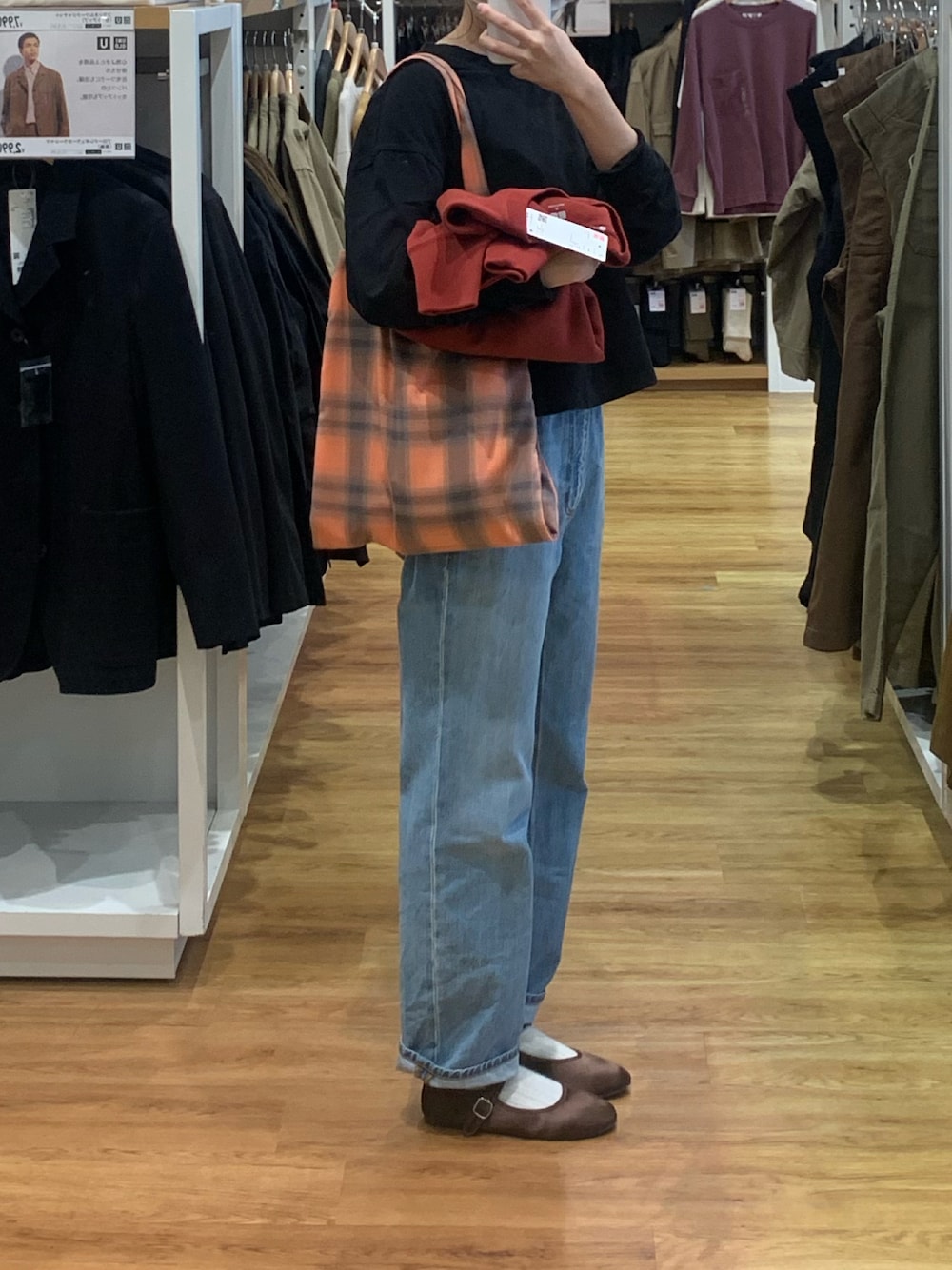 ベージュ系のトートバッグ、ブラウン系のバレエシューズ、ブラウン系のメガネを着用したレディースの秋コーディネートの1枚目の写真