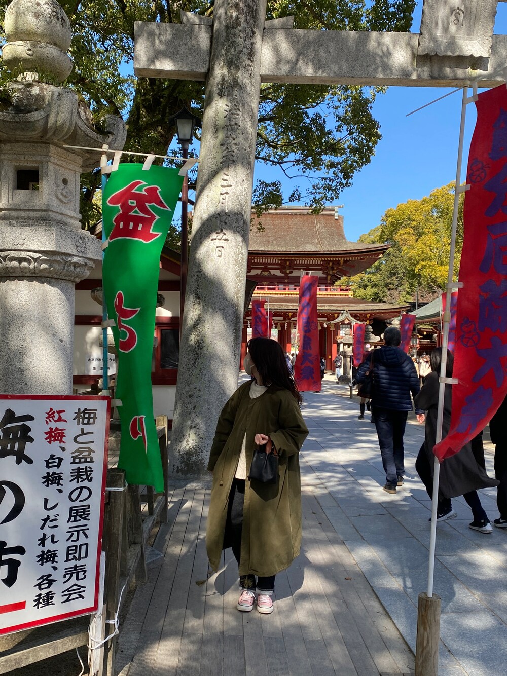 「カラーコーデ、休日コーデ、春カラー」｜「KBFのアイテム（トレンチコート、グリーン系）」を使った、mさん（レディース・158cm）の冬コーディネートの1枚目の写真