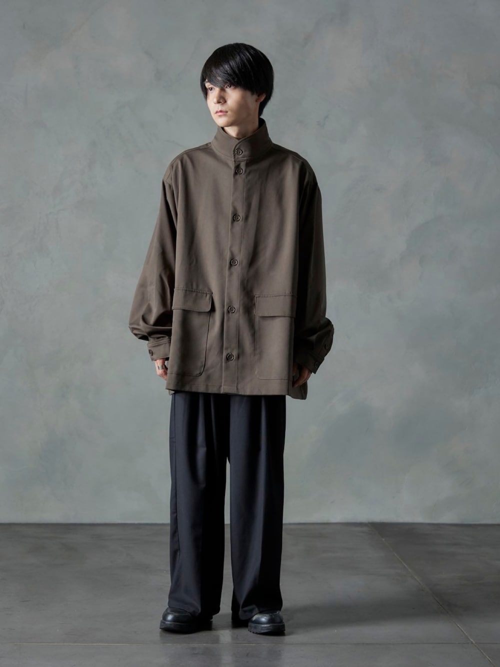 グリーン系のシャツ/ブラウス、ブラック系のスラックスを着用したメンズの秋コーディネートの1枚目の写真