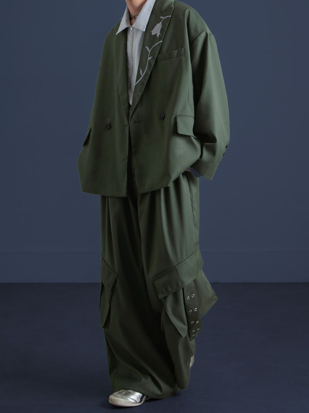 グリーン系のテーラードジャケット、グリーン系のスラックス、グレー系のシャツ/ブラウスを着用したメンズの秋コーディネートの1枚目の写真