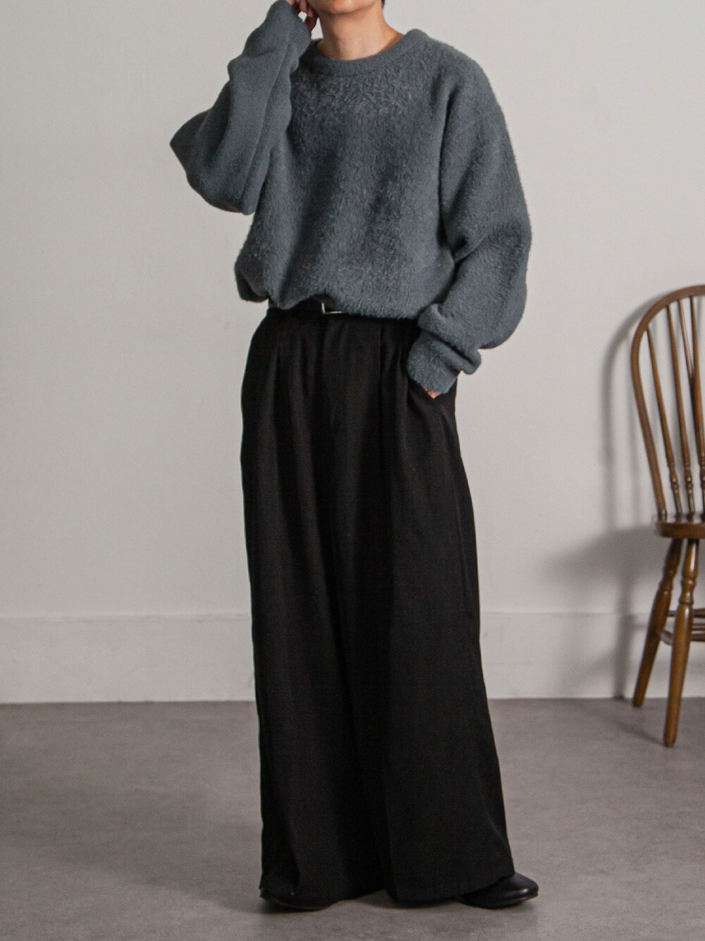 ブラック系のスラックスを着用したメンズの秋コーディネートの1枚目の写真