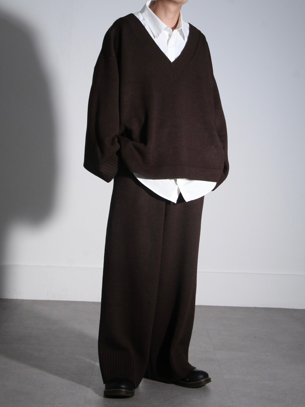 ブラウン系のニット/セーター、ブラウン系のその他パンツを着用したメンズの秋コーディネートの1枚目の写真