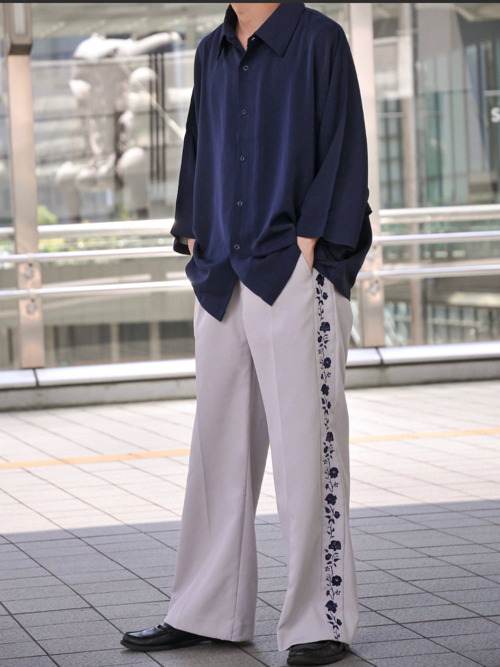 ブルー系のシャツ/ブラウス、グレー系のスラックスを着用したメンズの夏コーディネートの1枚目の写真