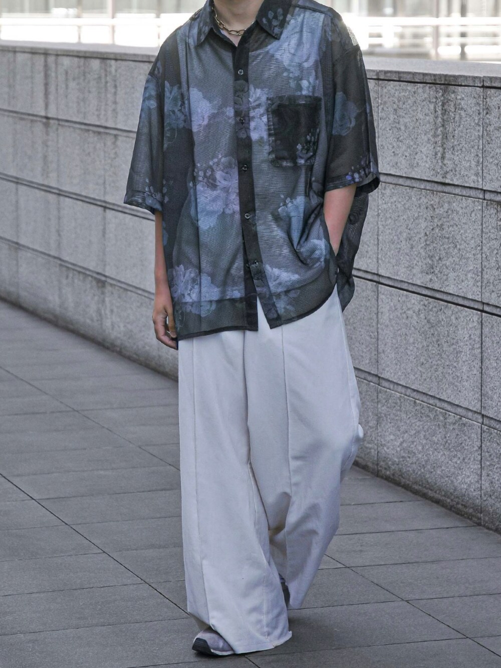 ブラック系のシャツ/ブラウスを着用したメンズの夏コーディネートの1枚目の写真