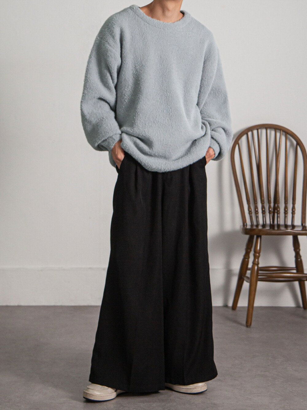 ブラック系のスラックスを着用したメンズの秋コーディネートの1枚目の写真