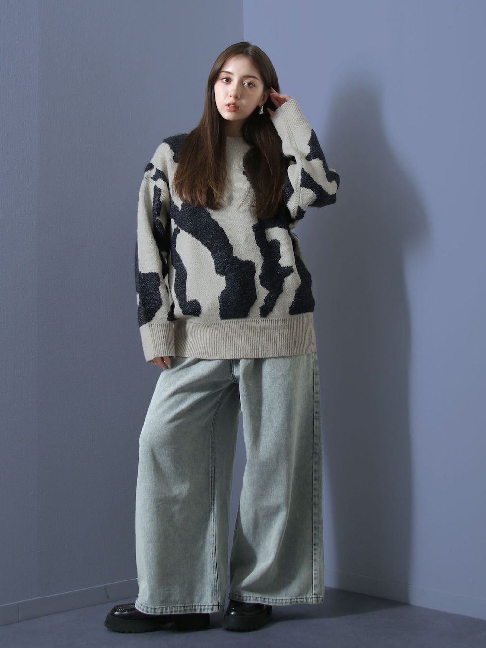 ブラック系のニット/セーター、ブルー系のデニムパンツを着用したレディースの冬コーディネートの1枚目の写真