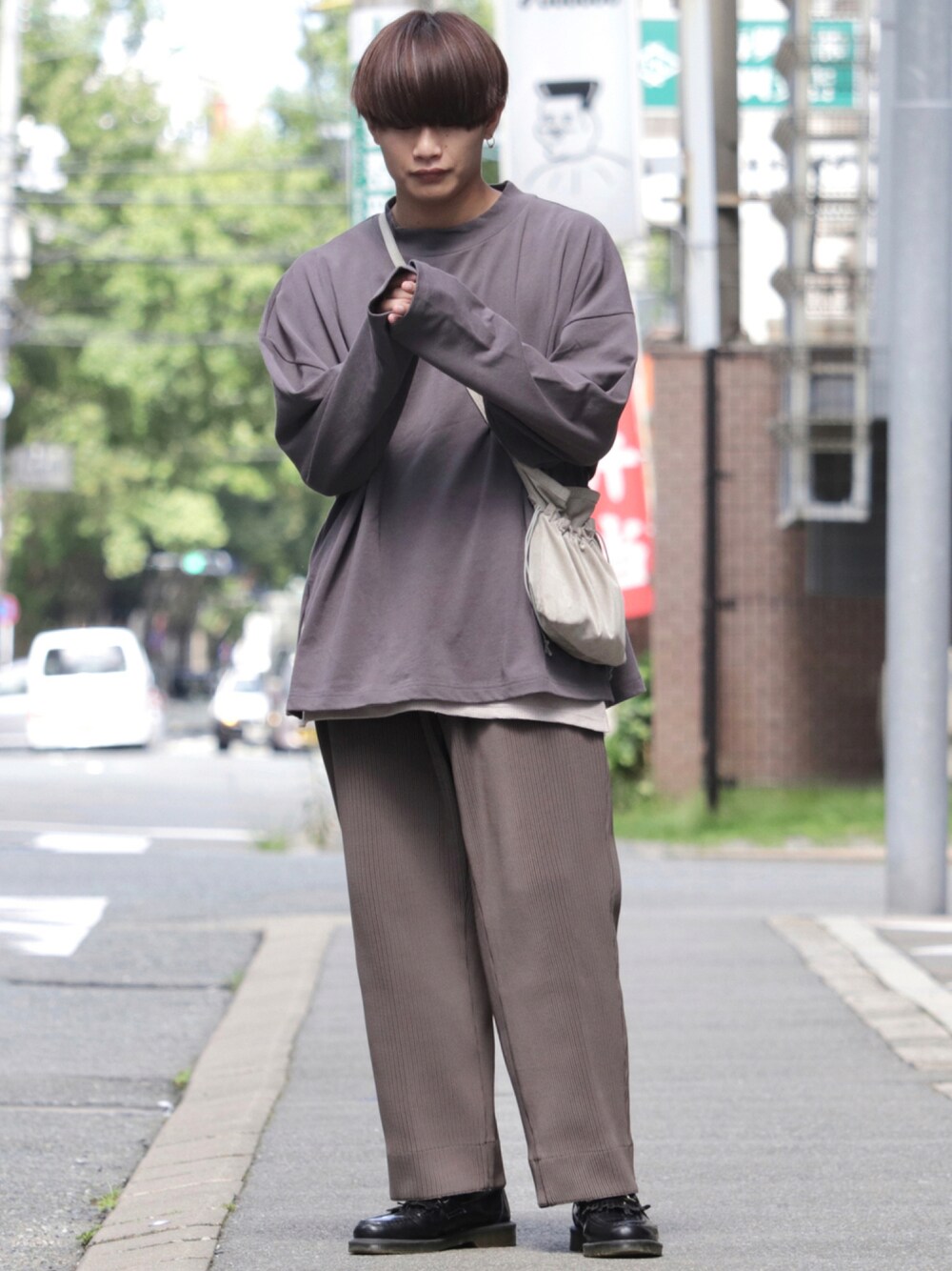 グレー系のTシャツ/カットソー、グレー系のショルダーバッグ、ブラウン系のパンツを着用したメンズの秋コーディネートの1枚目の写真