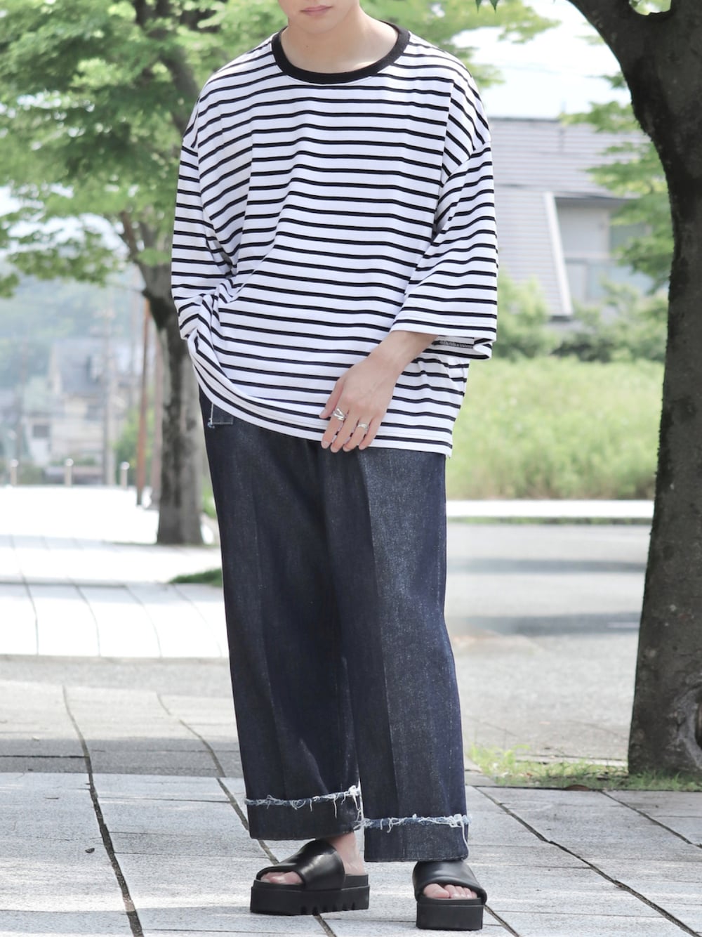 「シンプル、ボーダー、デニム、夏、ラフコーデ、カジュアルコーデ、きれいめカジュアル、低身長コーデ、モノトーン」｜「COLONY 2139のボーダー5分袖SUPER BIG T/スーパービッグTシャツ(ユニセックス可)（Tシャツ/カットソー、ホワイト系）」を使った、タツさん（メンズ・168cm）の夏コーディネートの1枚目の写真