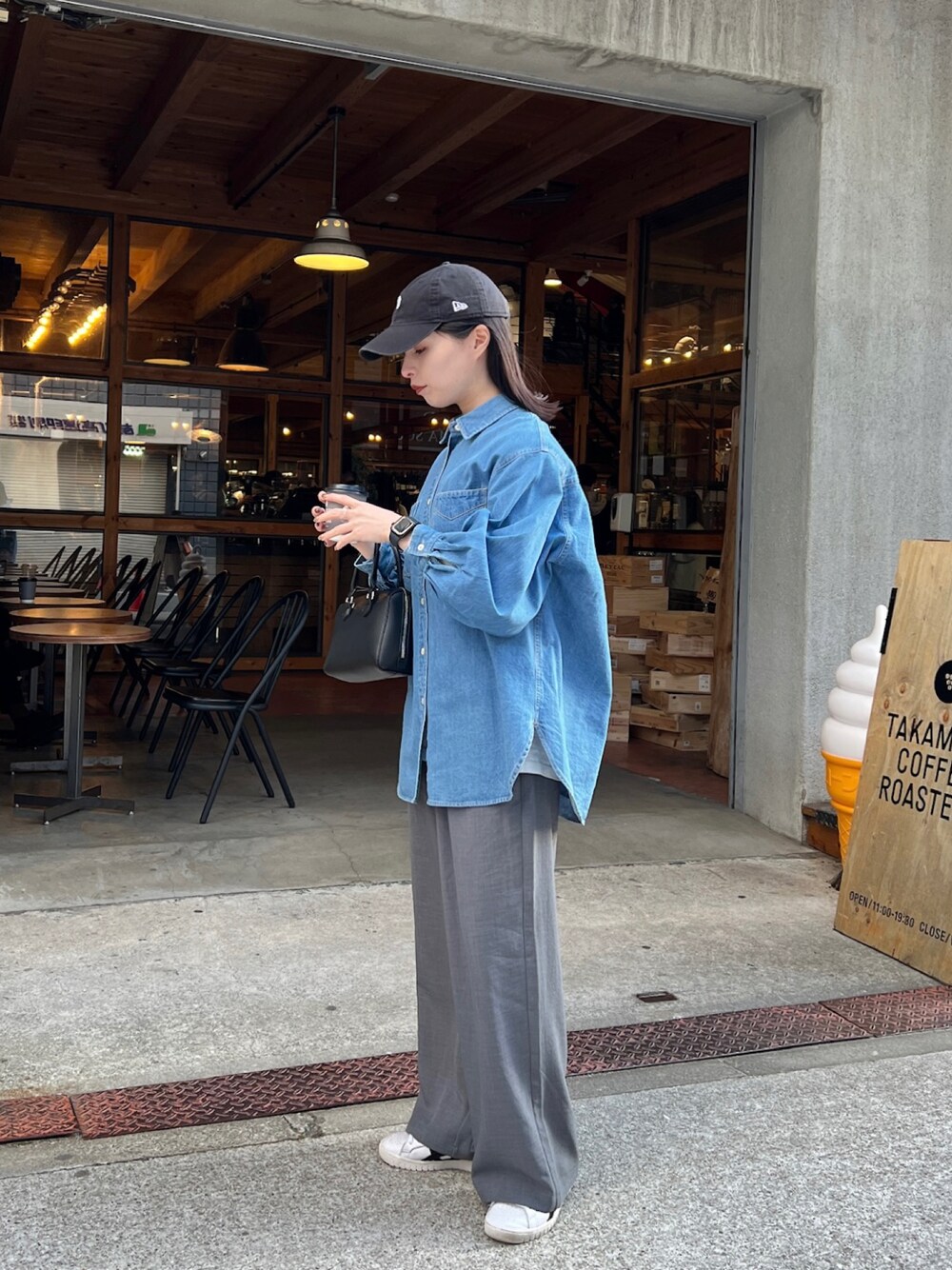 袖ボリュームビッグデニムシャツを使った人気ファッション