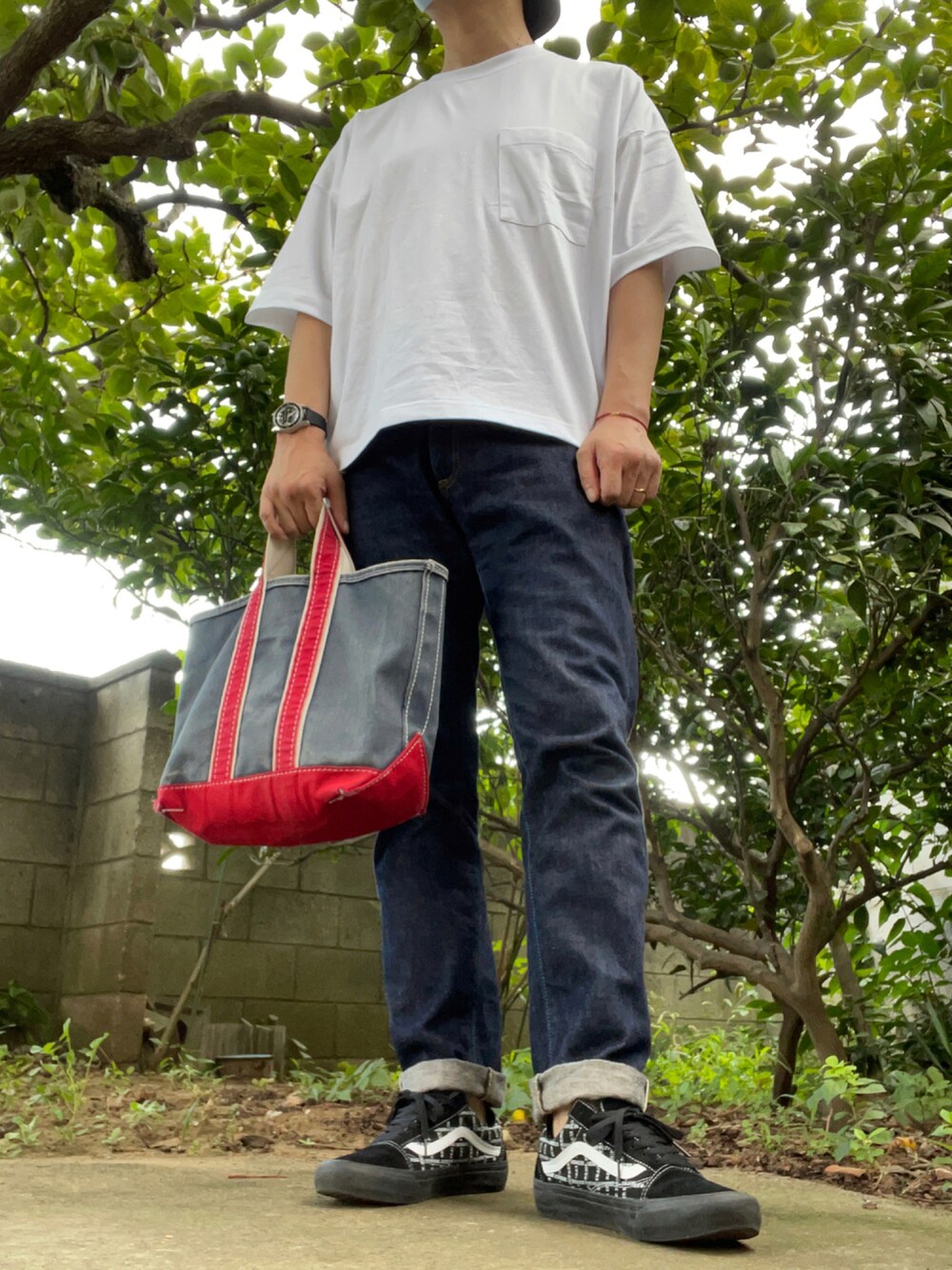 「夏コーデ、シンプルコーデ、おしゃれさんと繋がりたい、いいね、save、フォローお願いします🤑、夏だ！Tシャツ着よう！、supreme、クロムハーツ、GU、スニーカー、カジュアルコーデ」｜「GUのアイテム（Tシャツ/カットソー、ホワイト系）」を使った、たかじんさん（メンズ・182cm）の夏コーディネートの1枚目の写真