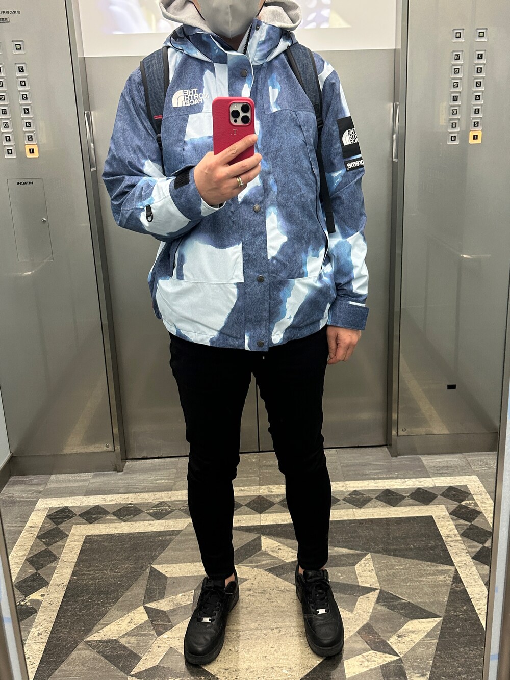 「カジュアルコーデ、おしゃれさんと繋がりたい、ブラック、supreme、ノースフェイス、パーカー」｜「Supreme のアイテム（ナイロンジャケット、ブルー系）」を使った、たかじんさん（メンズ・182cm）の冬コーディネートの1枚目の写真
