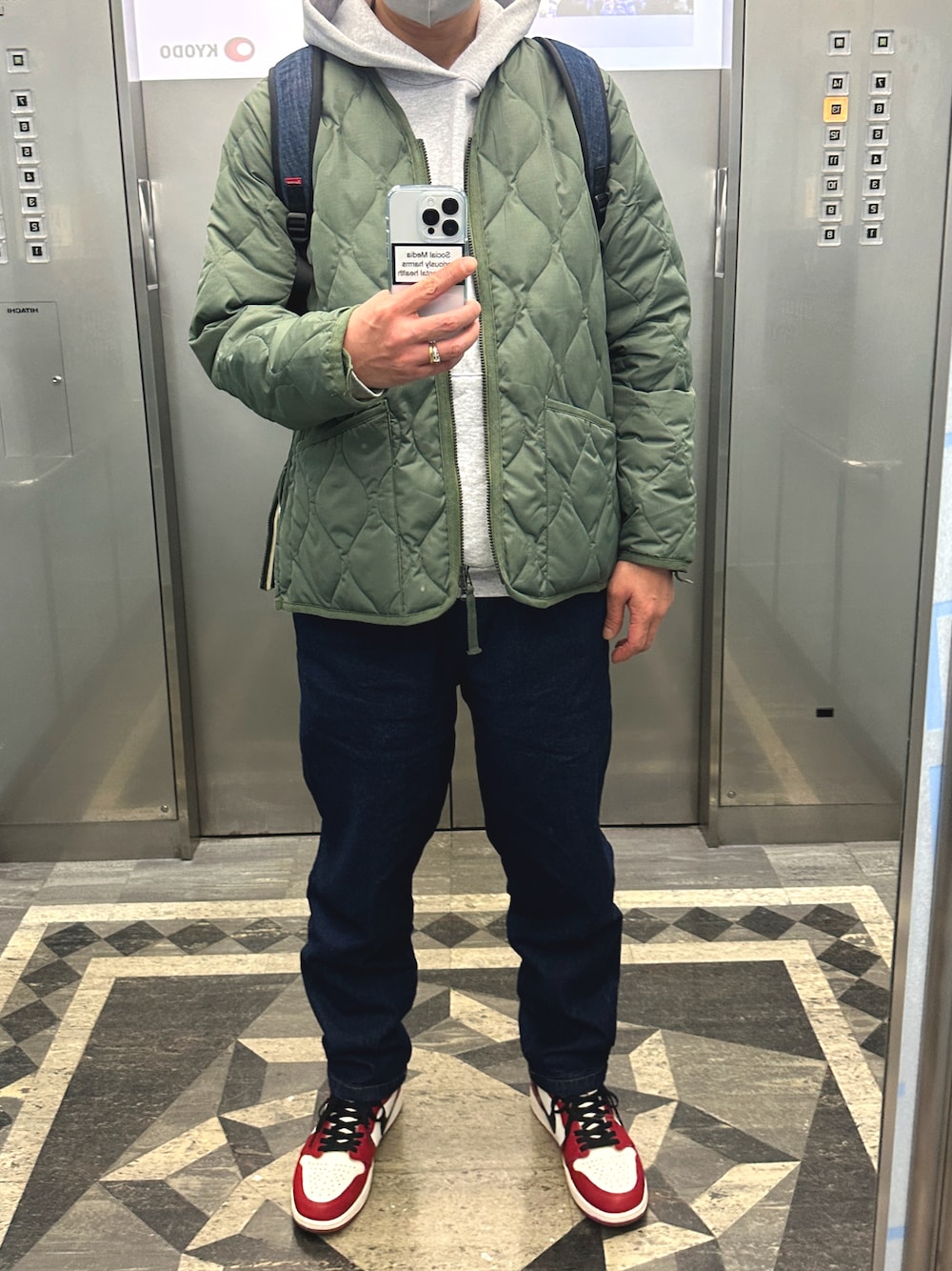 「カジュアルコーデ、エアジョーダン1、jordan1、オトナカジュアル、メンズコーデ、大人カジュアル」｜「TAIONのTAION/タイオン MILITARY WZIP JACKET/ミリタリーダブルジップ キルティングダウンジャケット(TAION-101ZML-1)（ダウンジャケット/コート、グリーン系）」を使った、たかじんさん（メンズ・182cm）の春コーディネートの1枚目の写真