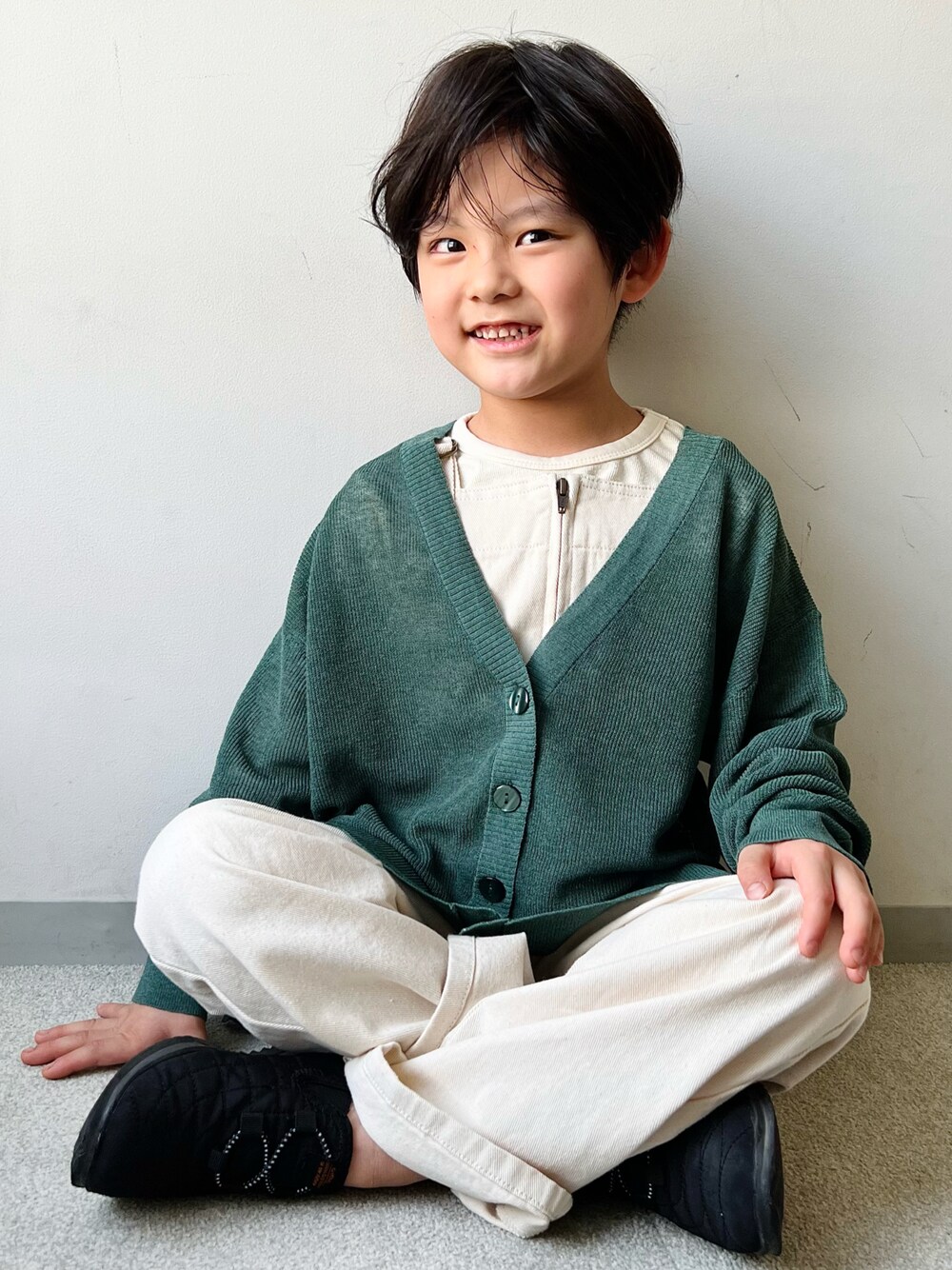 「春服みてみて、キッズコーデ、グリーンコーデ、サロペット、カーディガン、春コーデ、春アウター、スリッポン、春ニット、ZOZOKIDSDAY」｜「coenの【coen キッズ/ジュニア】[洗える]サラコVネックニットカーディガン（カーディガン/ボレロ、グリーン系）」を使った、𝗧𝗼𝗻𝗮𓃟𝗡𝗮𝘀𝗵𝗶さん（キッズ・110cm）の春コーディネートの1枚目の写真