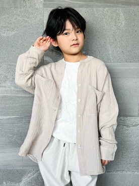 「OMNES（オムネス）のキッズダブルガーゼバンドカラー長袖シャツ（シャツ/ブラウス、ベージュ系）」を使った、𝗧𝗼𝗻𝗮𓃟𝗡𝗮𝘀𝗵𝗶さん（キッズ・122cm）の春コーディネート