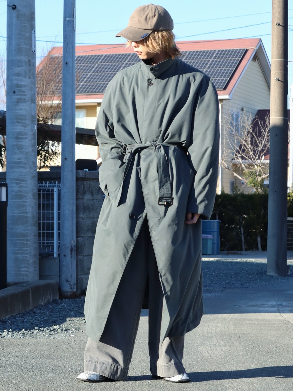 「冬を彩る色いろコーデ、WEARyouthコーデ、きれいめカジュアル、休日スタイル、デートコーデ、お出かけコーデ、古着MIX、ステンカラーコート、ロングコート、デニム、デニムパンツ、ブーツ、ヒールブーツ、キャップ、チョコ色に染まれ」｜「ADRERの【ADRER】THE CAP/キャップ（キャップ、グレー系）」を使った、iciさん（メンズ・173cm）の冬コーディネートの1枚目の写真