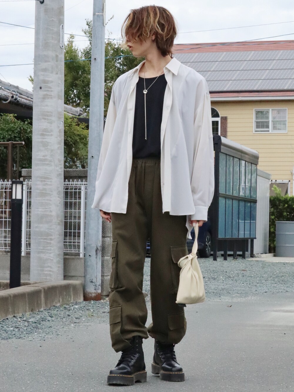 「秋コーデ、秋のコーデ、ootd、きれいめカジュアル、休日スタイル、カラー×コーデ、シャツスタイル、シャツ、カーゴパンツ、ブーツ、厚底シューズ、ハンドバッグ、ミニバッグ、アクセサリー、おしゃれさんと繋がりたい」｜「Chikashitsu +のアイテム（カーゴパンツ、グリーン系）」を使った、iciさん（メンズ・172cm）の秋コーディネートの1枚目の写真