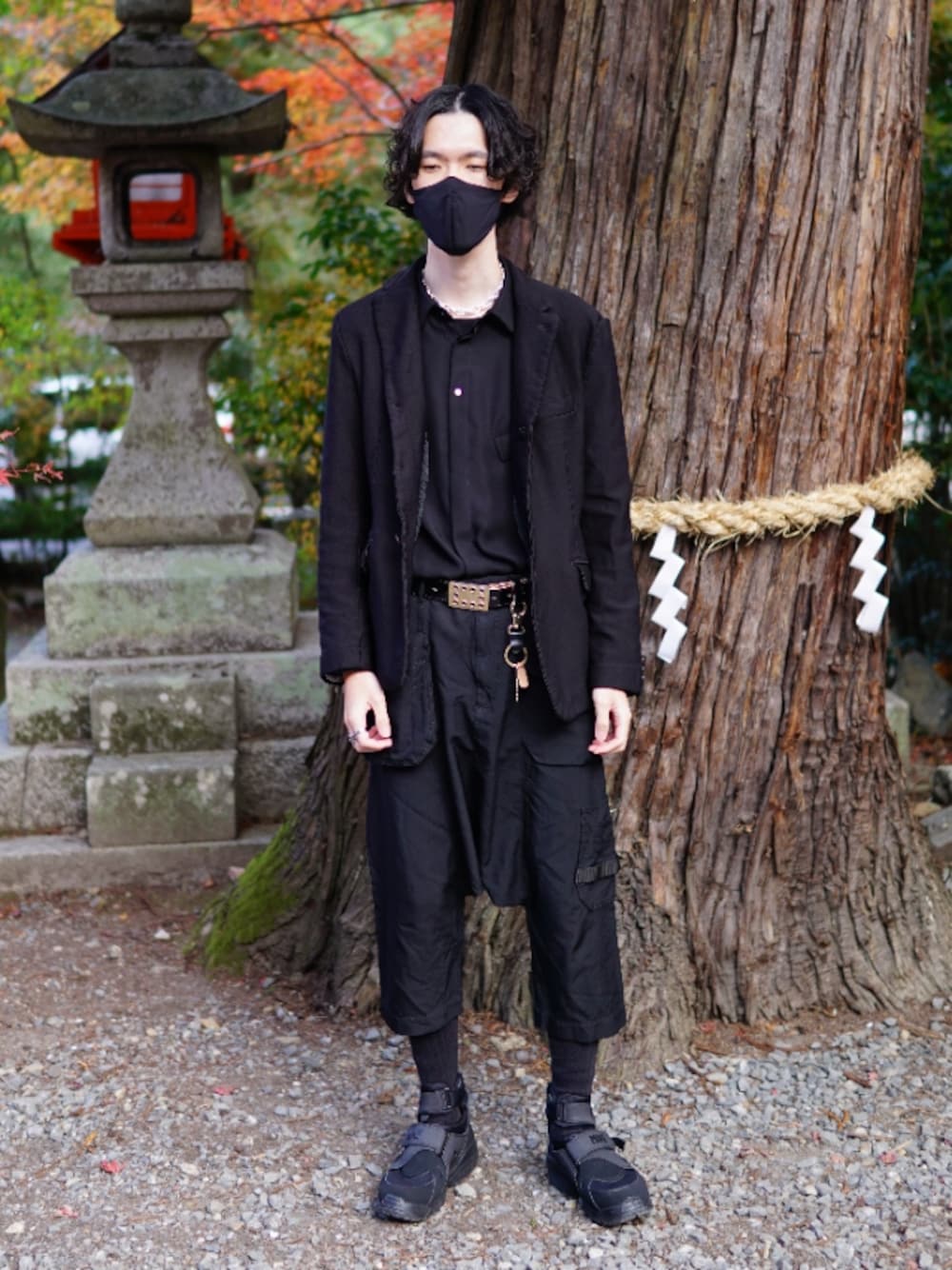 「オールブラック、COMME des GARCONS、CULLNI、秋コーデ、紅葉狩り、テーラードジャケット、モード」｜「HAREのボリュームチェーンネックレス(HARE)（ネックレス、シルバー系）」を使った、Takumiさん（メンズ・187cm）の秋コーディネートの1枚目の写真