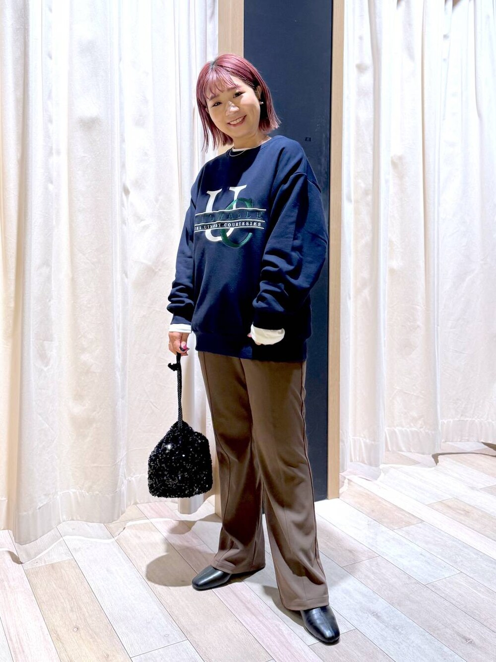 ブラウン系のその他パンツ、ホワイト系のTシャツ/カットソー、ブラック系のブーツを着用したレディースの冬コーディネートの1枚目の写真