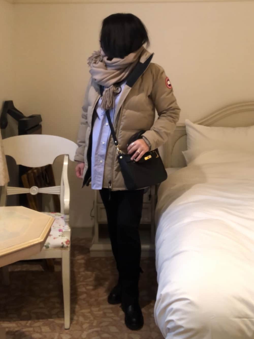 「マフラーぐるぐる、あったかコーデ、嵐山、60代コーデ」｜「CANADA GOOSEのアイテム（ダウンジャケット/コート、ベージュ系）」を使った、ロビンさん（骨格ストレート・レディース・160cm）の冬コーディネートの1枚目の写真