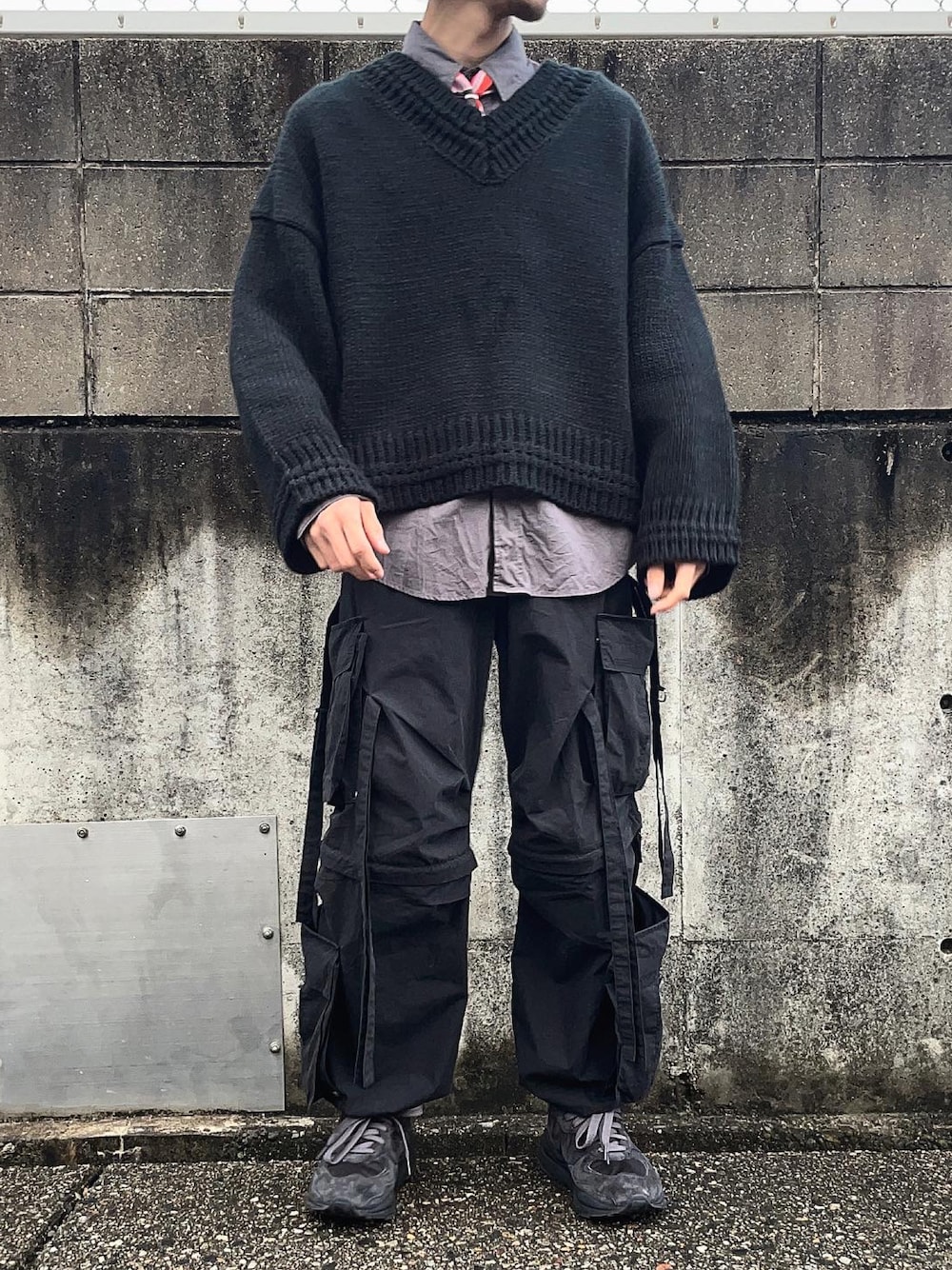 ブラック系のニット/セーター、グレー系のシャツ/ブラウス、ブラック系のその他パンツを着用したメンズの冬コーディネートの1枚目の写真