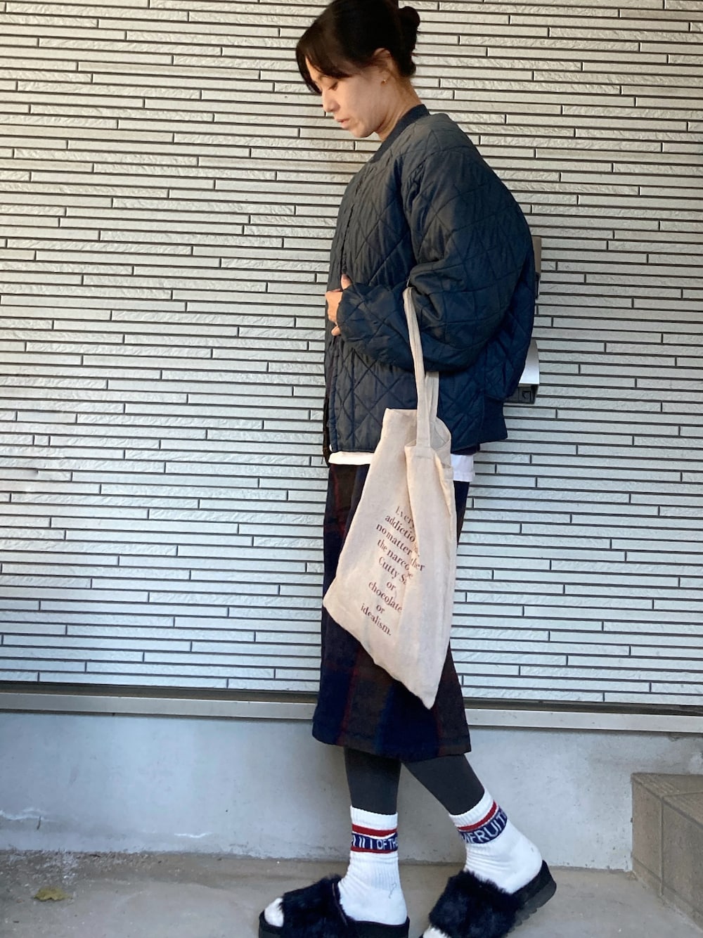 「ヴィンテージ、古着コーデ、古着、ネイビーコーデ、ネイビー、ソックス、トートバッグ、古着MIX、ブルベ冬、アラフォー、アンダーカバー、ファーサンダル」｜「VINTAGEのアイテム（ダウンジャケット/コート、ブルー系）」を使った、33さん（骨格ナチュラル・レディース・167cm）の冬コーディネートの1枚目の写真
