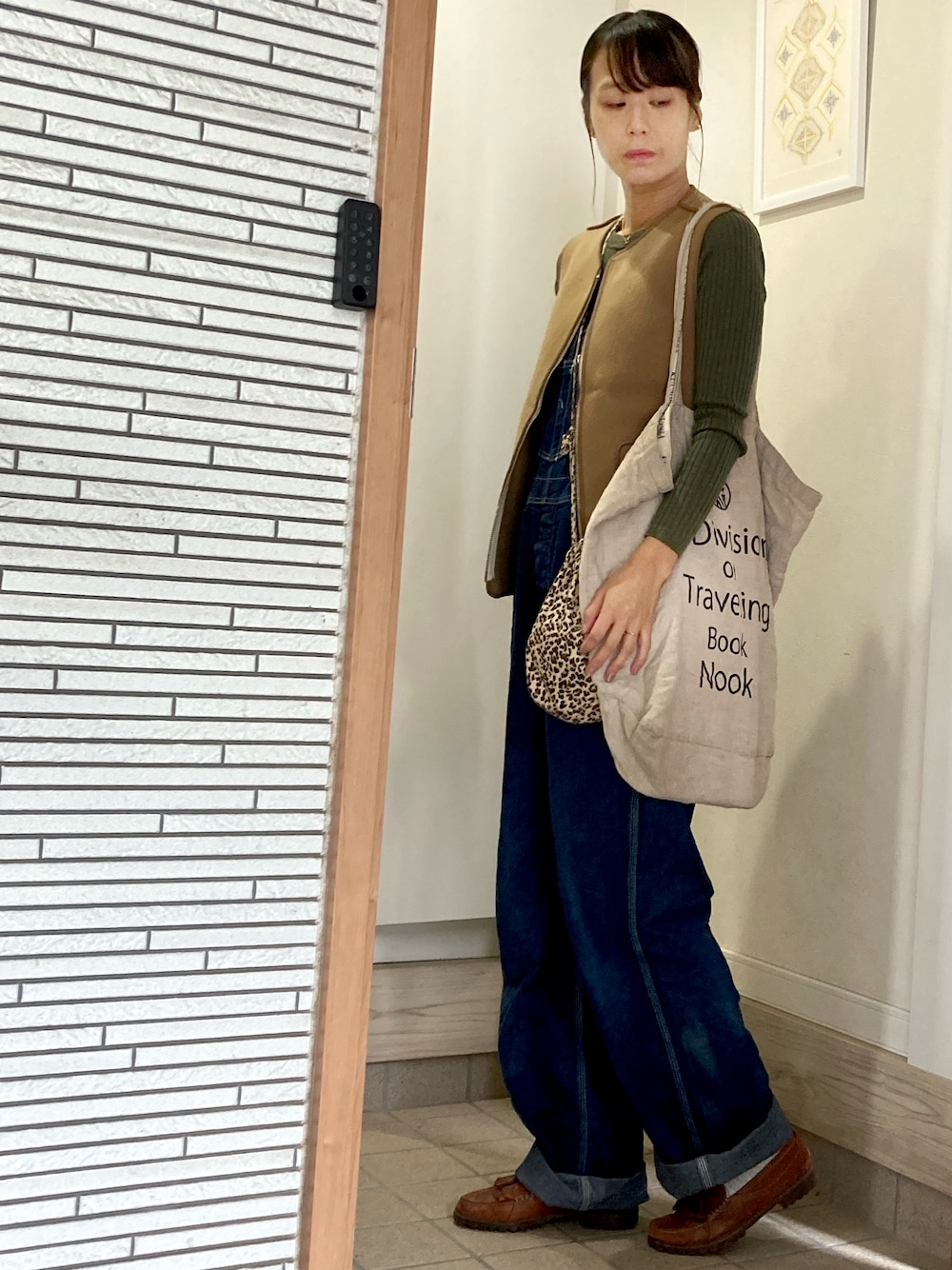 「Lee、トートバッグ、ベストコーデ、秋コーデ、おきにいりアイテム、秋色」｜「REGALのアイテム（ローファー、ブラウン系）」を使った、33さん（骨格ナチュラル・レディース・167cm）の秋コーディネートの1枚目の写真