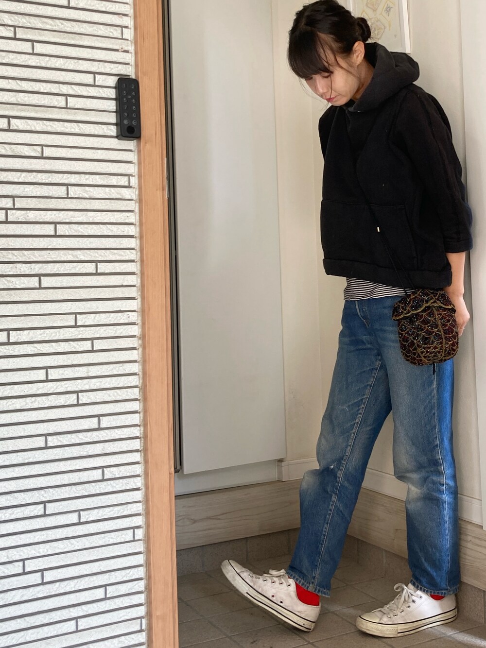 「パーカーコーデ、赤い靴下、赤ソックス、ボーダー、ヴィンテージ デニム、オールスター」｜「Levi'sのアイテム（デニムパンツ、ブルー系）」を使った、33さん（骨格ナチュラル・レディース・167cm）の秋コーディネートの1枚目の写真