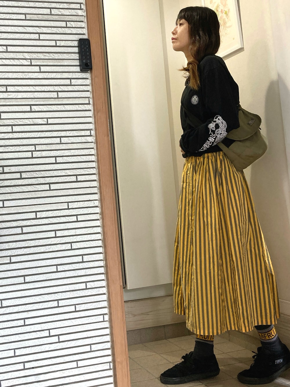 「フルーツオブザルーム、ハーフキャブ、ナンバーナイン(NUMBER (N)INE)、ボーイズライク、ソックスコーデ、イエロー×ブラック、主婦コーデ、ママコーデ」｜「NATURAL LAUNDRYのアイテム（スカート、イエロー系）」を使った、33さん（骨格ナチュラル・レディース・167cm）の秋コーディネートの1枚目の写真