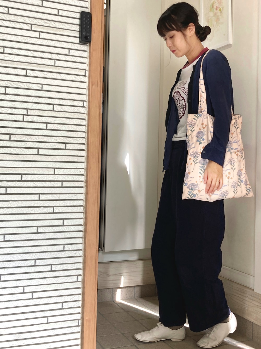 「ヴィンテージTシャツ、チャンピオン、染み込みプリント、ネイビーコーデ、古着コーデ、古着MIX、シルクシャツ、カレッジTEE、ヴィンテージチャンピオン」｜「GUのアイテム（チノパンツ、ブルー系）」を使った、33さん（骨格ナチュラル・レディース・167cm）の秋コーディネートの1枚目の写真