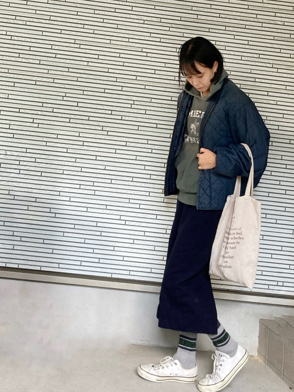 「チャンピオン、リバースウィーブ、ヴィンテージ、古着コーデ、古着好き、古着スウェット、80s、オールスター、大人コーデ、大人古着、ママファッション、ネイビー、ソックス、ラインソックス」｜「VINTAGEのアイテム（スカート、ブルー系）」を使った、33さん（骨格ナチュラル・レディース・167cm）の春コーディネートの1枚目の写真