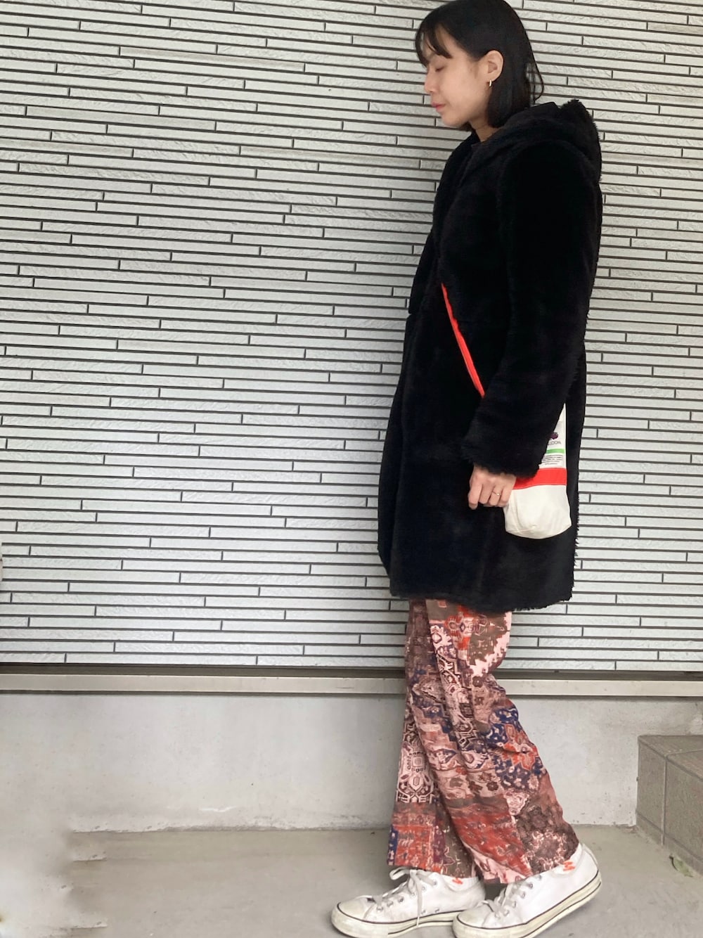 「総柄パンツ、ペイズリー、オールスター、ファーコート、ママコーデ、フルーツオブザルーム、ラフコーデ、大人コーデ、大人カジュアル」｜「KBF+のアイテム（その他パンツ、オレンジ系）」を使った、33さん（骨格ナチュラル・レディース・167cm）の春コーディネートの1枚目の写真