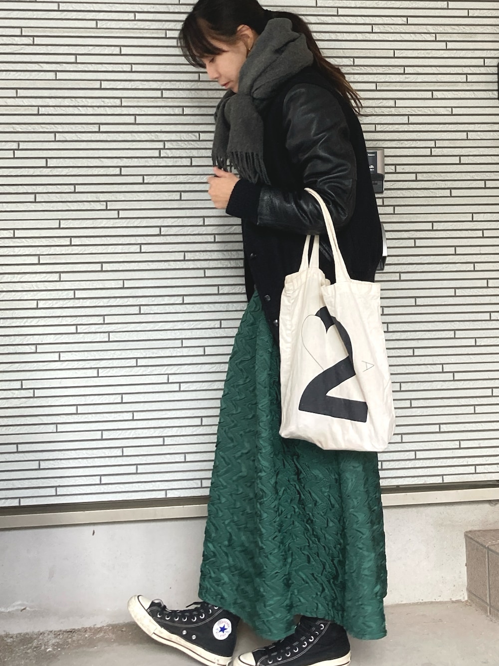 「マフラーぐるぐる、オトナカジュアル、真冬のあったかスタイル、ロングスカート、秋冬コーデ、高身長女子、ママファッション、40代コーデ、オールスターハイカット、アレキサンダーリーチャン、トートバッグ」｜「Leeのアイテム（スタジャン、ブラック系）」を使った、33さん（骨格ナチュラル・レディース・167cm）の冬コーディネートの1枚目の写真